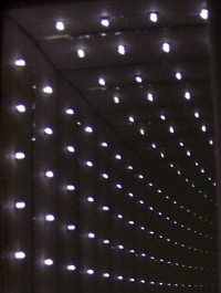 Lichttunnel aus chrom bedampftem Spiegel
